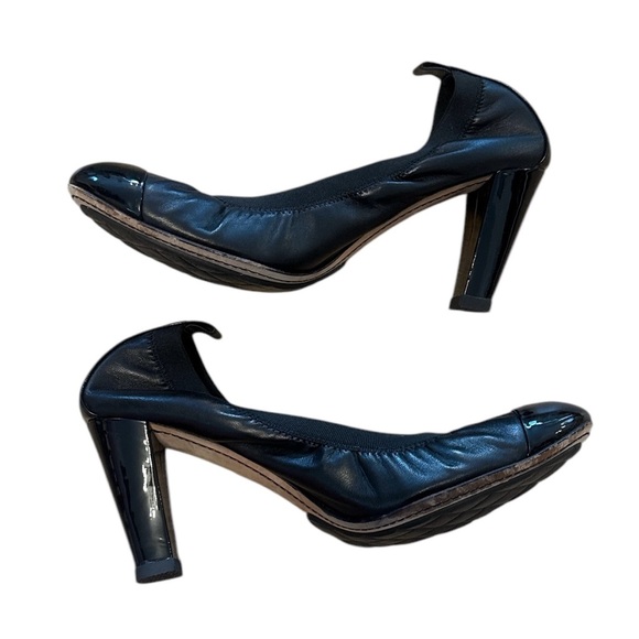 Black Leather CC Scrunch Cap Toe Pumps - Picture 2 of 9